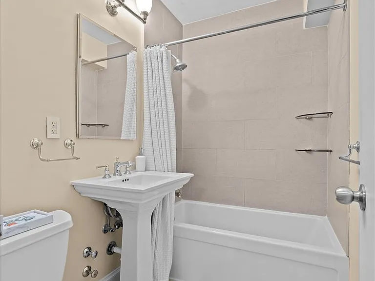 629 Kappock St #4G — Photo 8
