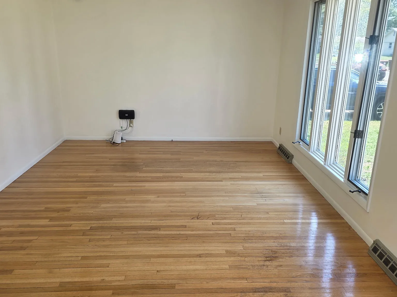 3 bed, 903 sqft, $1,670 — Photo 2