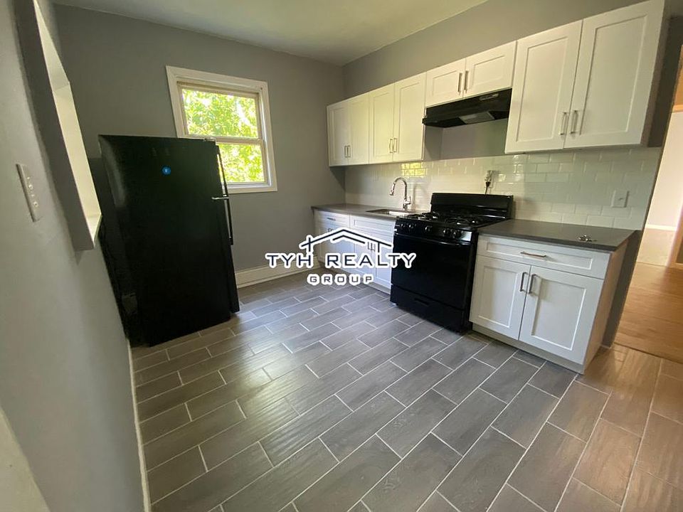 1st image of 52 Saint James Pl #2
