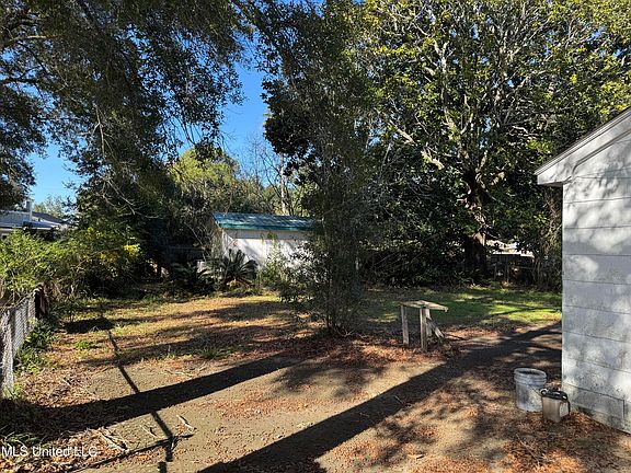 5th image of 288 Dewey Cir
