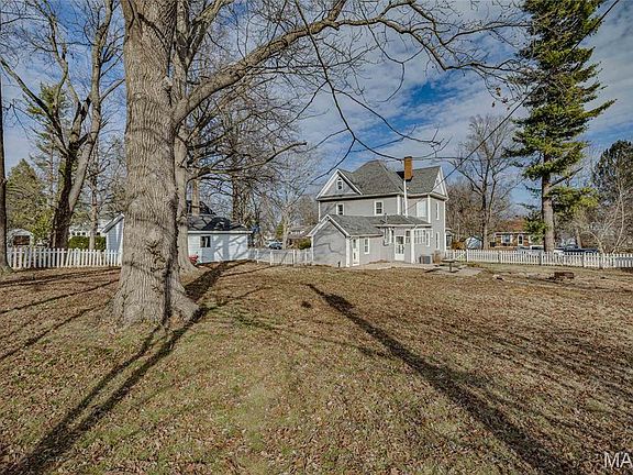 3rd image of 411 Center St