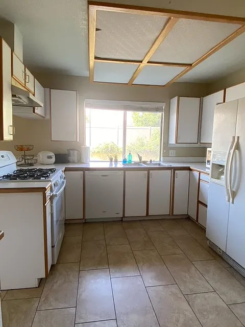 4 bed, 2.5 bath, 1946 sqft, $5,250 — Photo 4