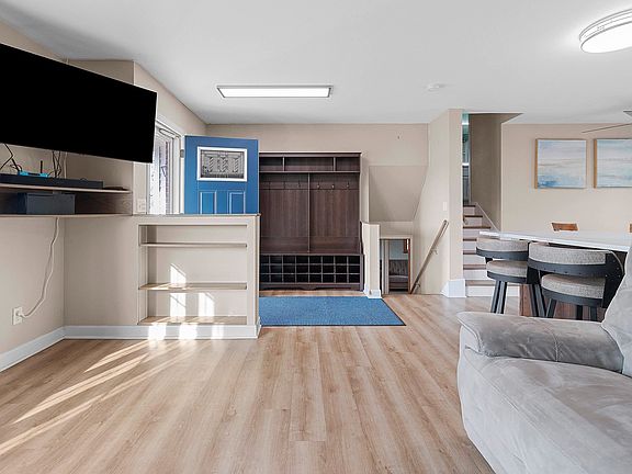 3rd image of 918 Florida Ave