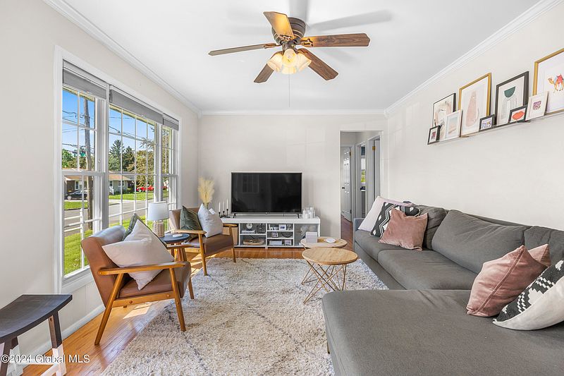 5th image of 12 Crestwood Avenue