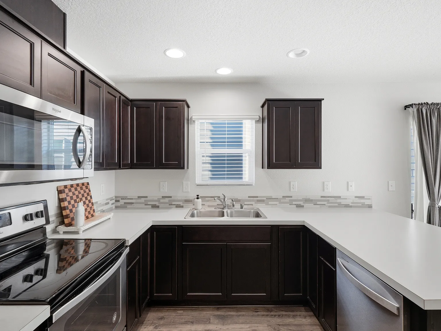 3 bed, 2.5 bath, 1353 sqft, $2,395 — Photo 4