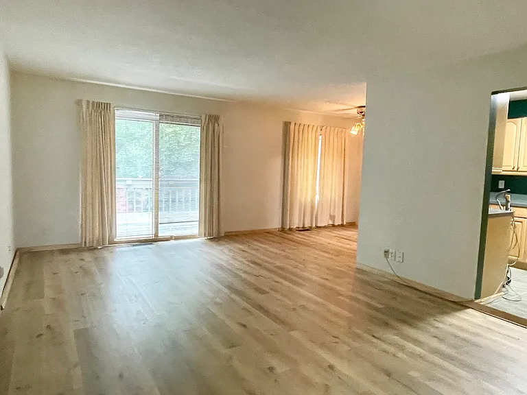 284 W Eagle Lake Dr — Photo 2