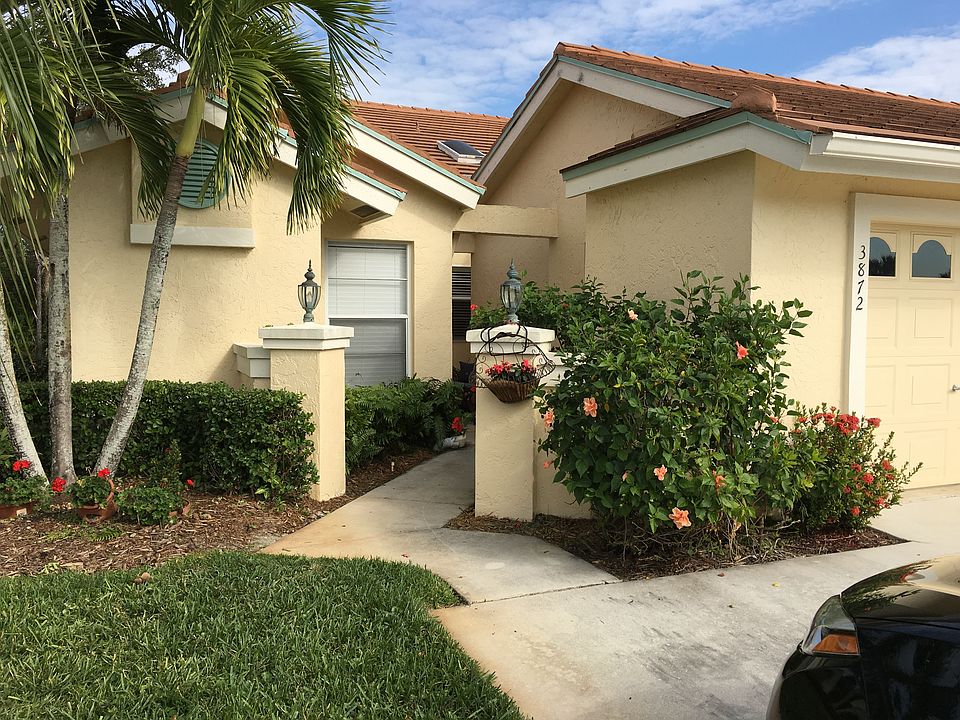 Beautiful ranch style home in desirable area. Stucco exterio