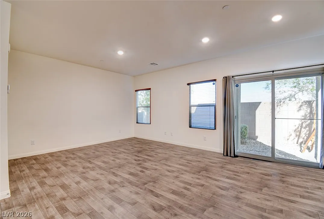 3 bed, 2.0 bath, 1404 sqft, $2,049 — Photo 4