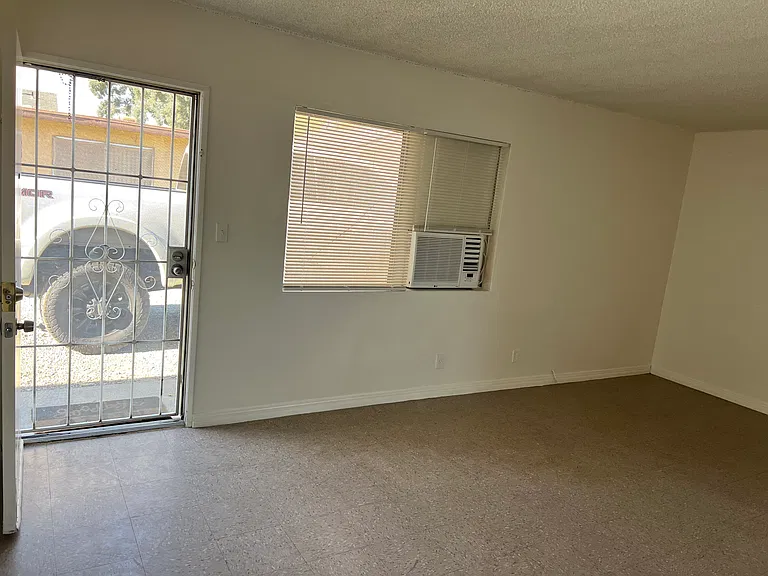 147 N Victoria Ave — Photo 9