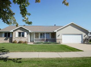 1608 Vandenbroek Rd, Little Chute, WI 54140
