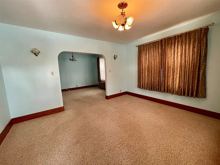 204 Rogers Ave N — Photo 3