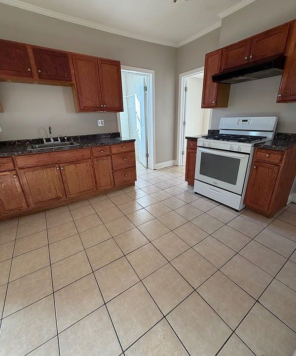 1st image of 171 Capen St Floor 1