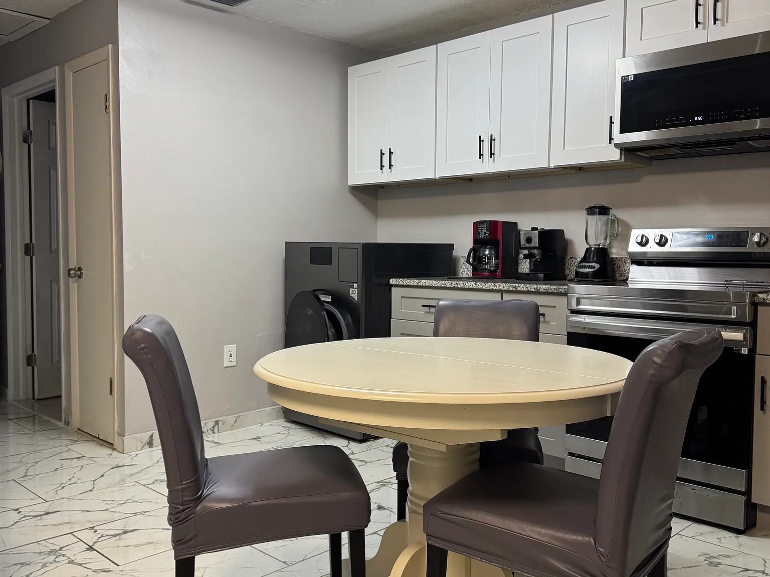 2 bed, 1.5 bath, 825 sqft, $1,600 — Photo 3