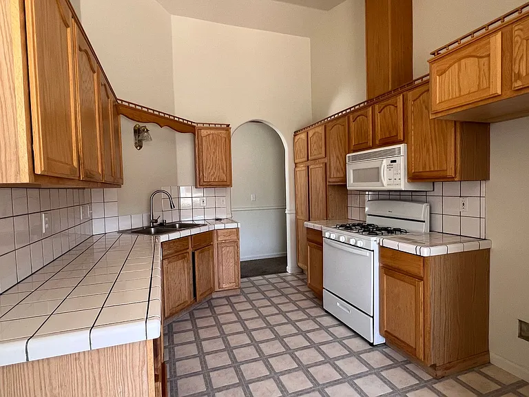 2602 Wildrye Ct — Photo 4