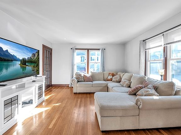 4th image of 115 Orient St