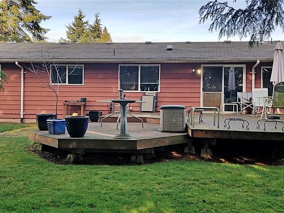 A super size deck for the entertainers and private relaxing 
