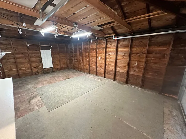 6828 Waveland Ave — Photo 16