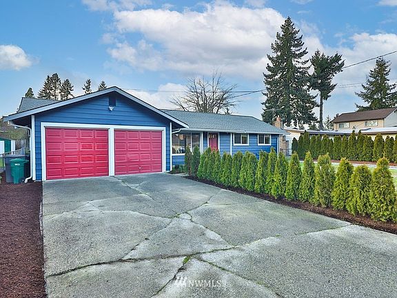 Front. Look how manicured everything is. Told ya! This place is SWEET!