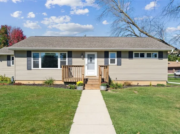 147 Crescent Dr, Monticello, IA 52310