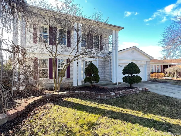 22133 S Chipmunk Trl, Woodhaven, MI 48183