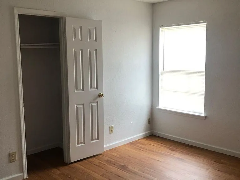 2021 Meadow Park Dr — Photo 5