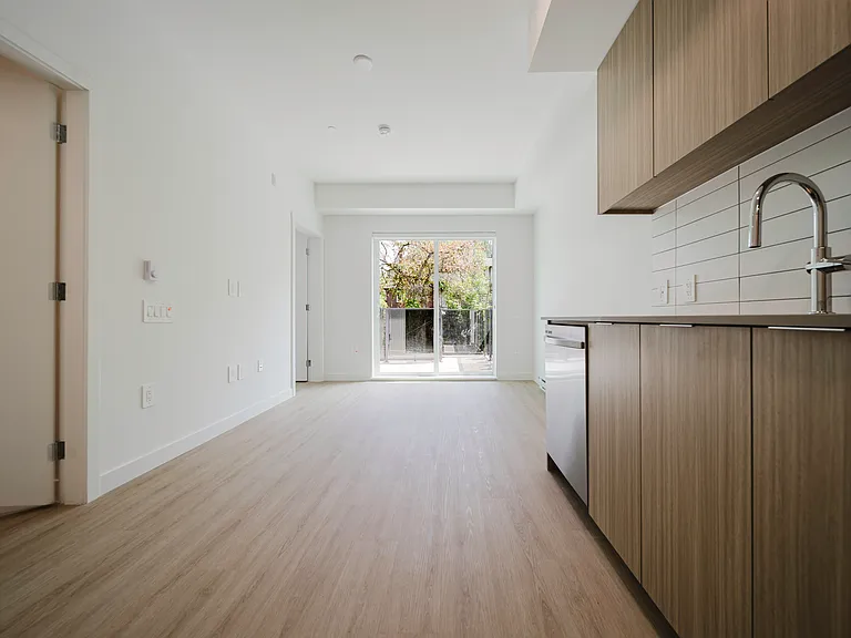 5828 Granville St — Photo 37
