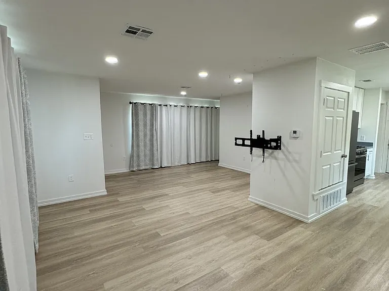 700 Hines Ave — Photo 11