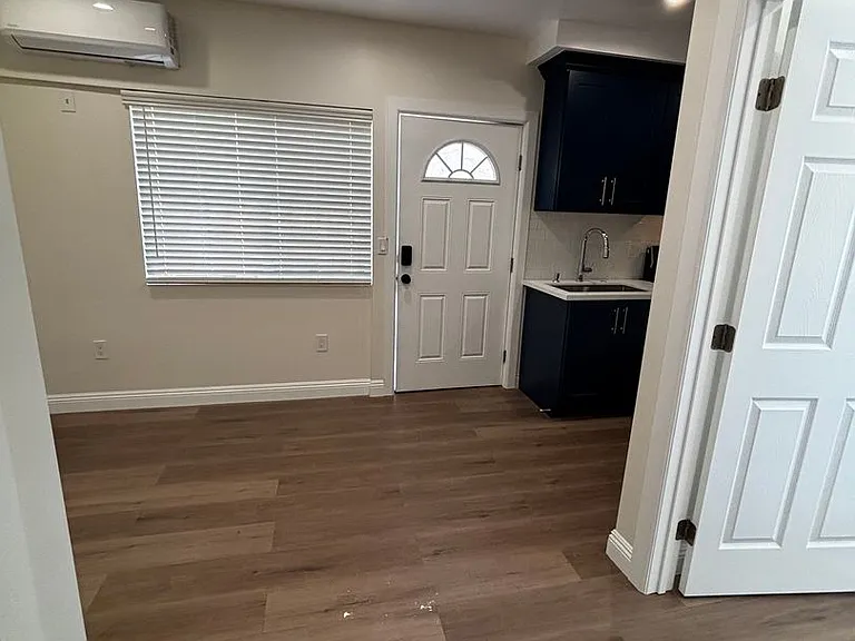 124-126 S Marengo Ave #B — Photo 3
