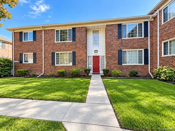 25308 Shiawassee Cir, Southfield, MI 48033