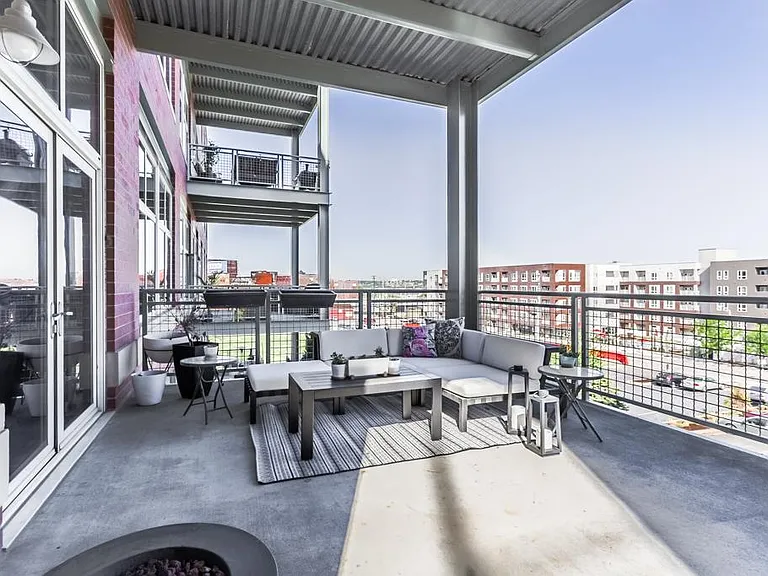 210 W 5th St #201 — Photo 16