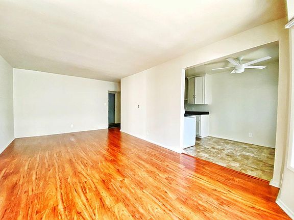 4th image of 3926 Ingraham St APT 7