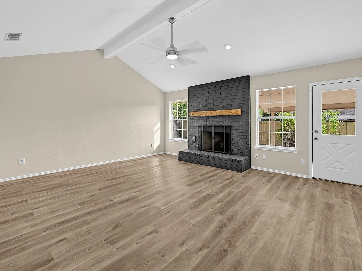 4 bed, 2.0 bath, 1687 sqft, $2,100 — Photo 3