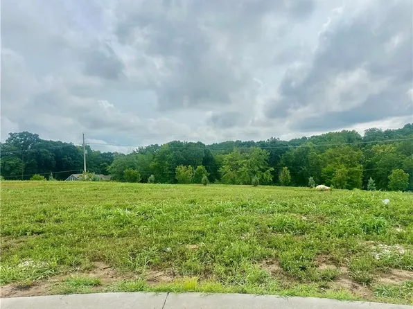 13930 NW 70th St, Parkville, MO 64152