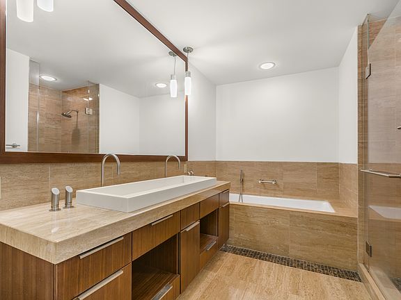 3rd image of 250 E 53rd St APT 606