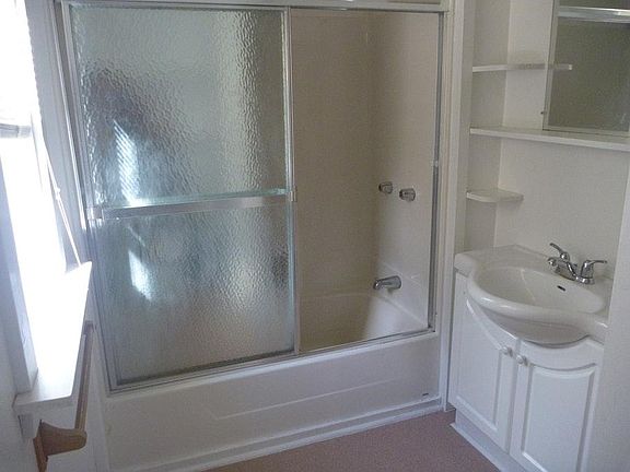 bathroom with tub