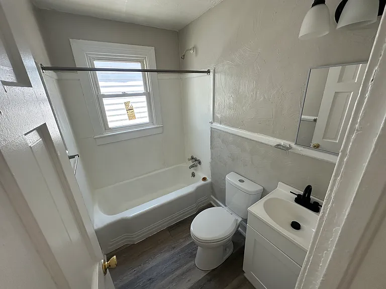 737 32nd St — Photo 5