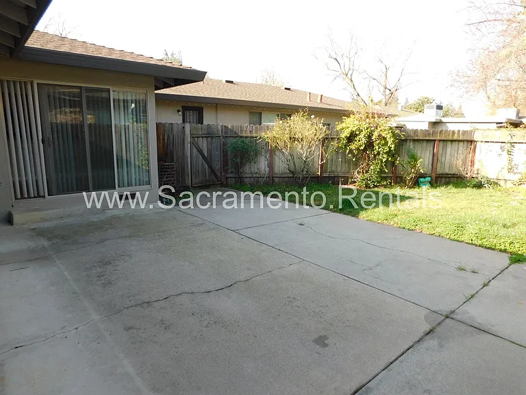 2637 Latham Dr — Photo 31