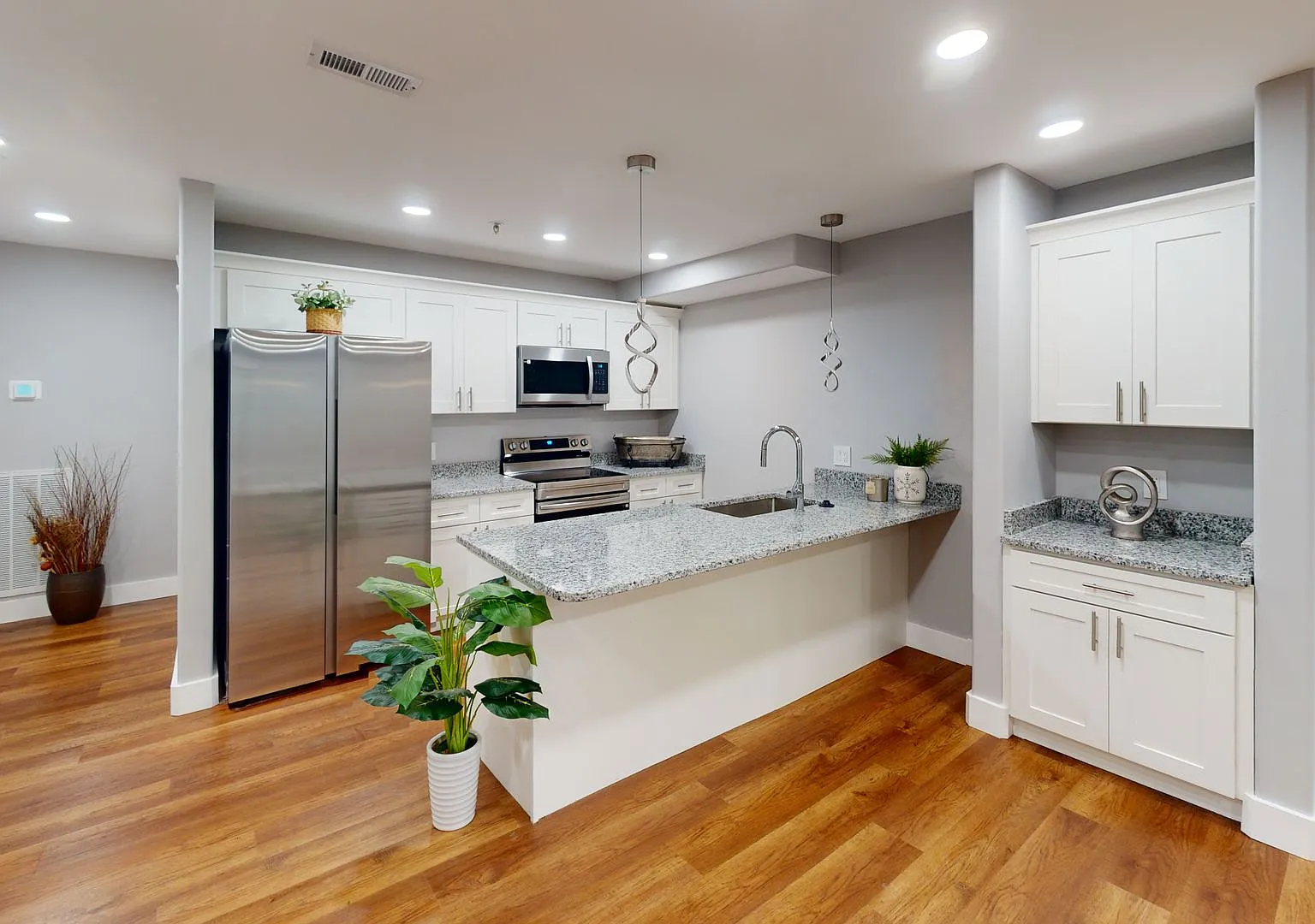 Waitlist for Aug2027Jul2028 Now Open! |5BR/5BA Off-Campus Home Near UTK | Private Ensuite Baths |... — Photo 2