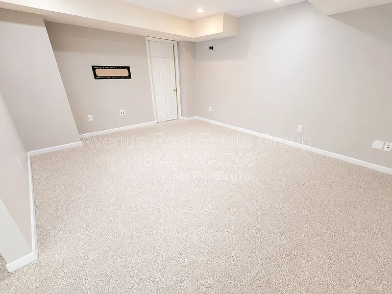 555 Fortress Ct — Photo 17