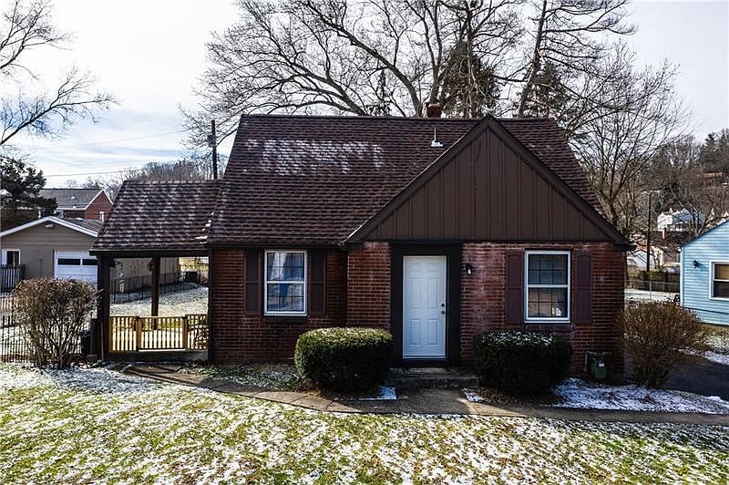 Well maintained family friendly home with decorative fencing that could easily be re-configured to meet your needs.  Sip your fa