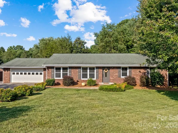 2 Fieldcrest Dr, Candler, NC 28715