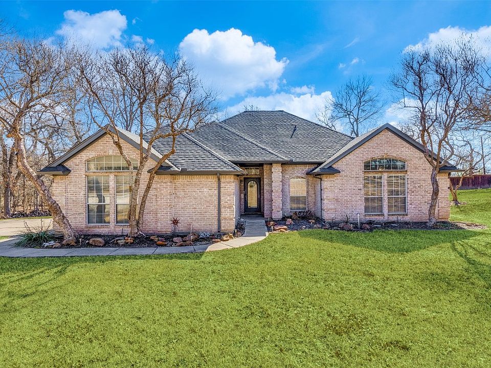 1st image of 206 Hidden Oaks Dr