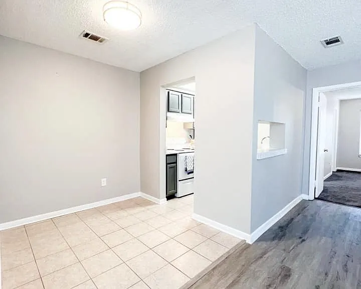 Colony House Apartments — Photo 13