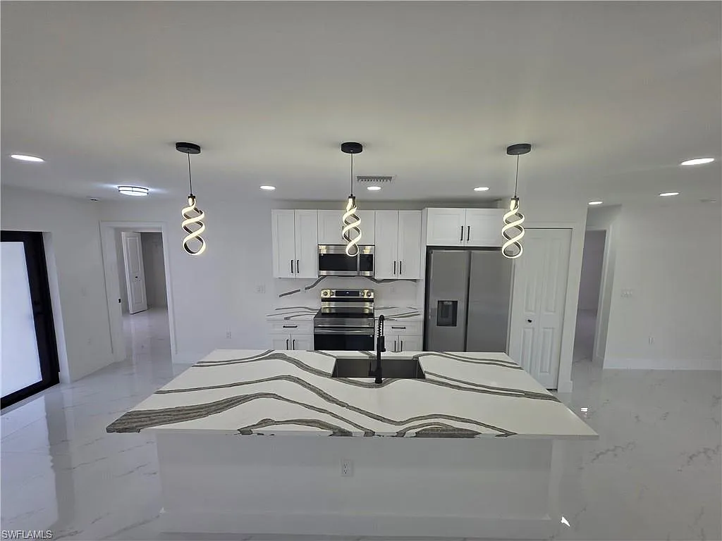 4 bed, 3.0 bath, 1800 sqft, $2,000 — Photo 2