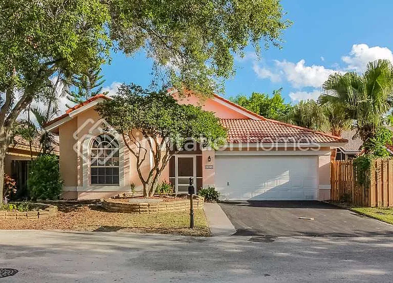 6821 NW 28th Pl — Photo 1