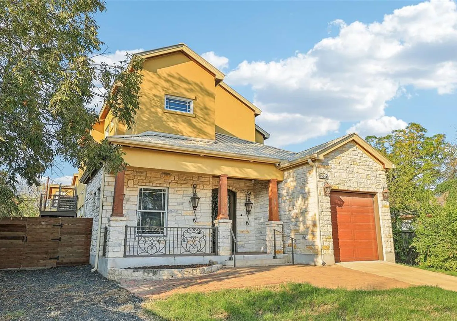 1904 E 13th st A - Amazing 5 bed 5.5 Bath Mansion — Photo 1