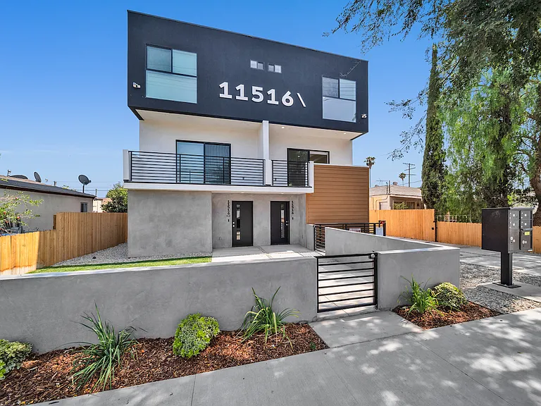 11516 Victory Blvd — Photo 9