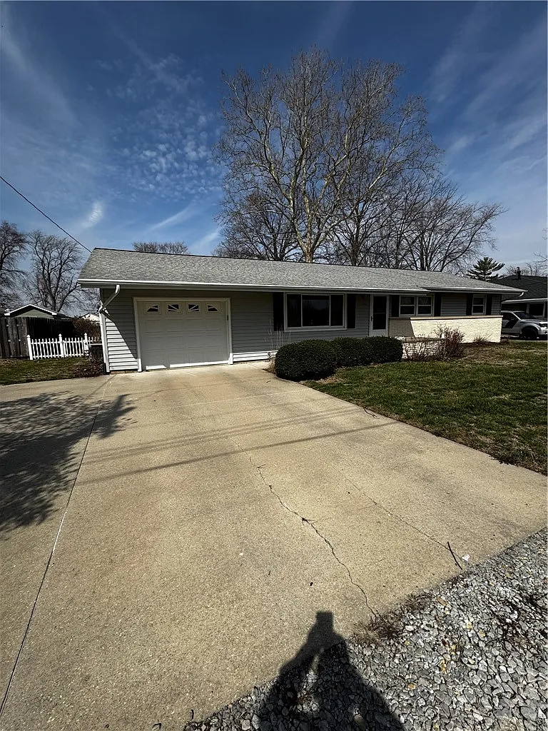 604 E Locust St photo 1