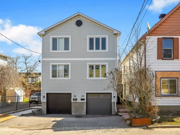 221 Desrosiers St, Ottawa, ON K1L 7T2