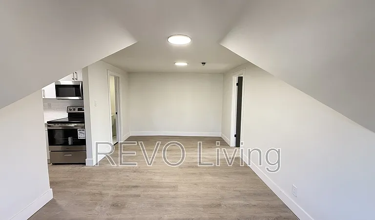 4585 Ryerson Cres #3 — Photo 4